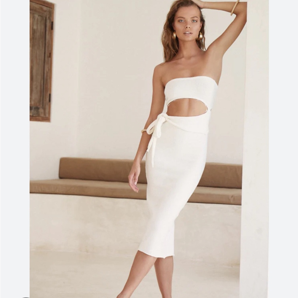 Stunning white fitted strapless dress, perfect for vacation and summer